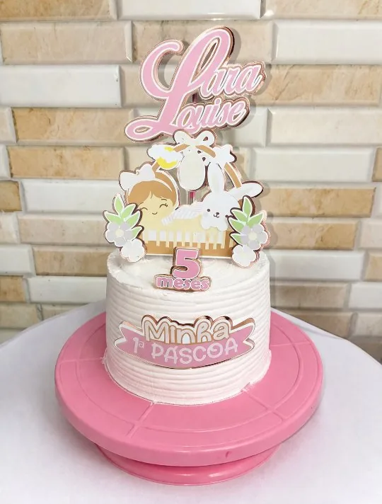 Bolo de mêsversário “Minha 1ª Páscoa”, 5 meses, em rosa e rose gold com coelhinho e flores no topo